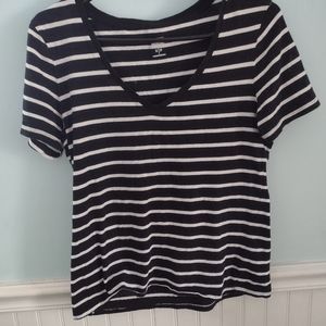 Old Navy striped shirt!🔳